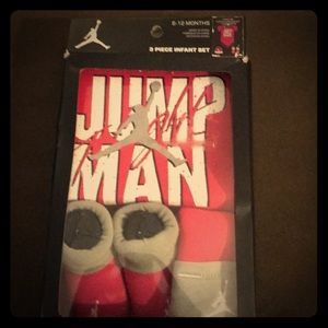 3 piece infant Jordan jump set